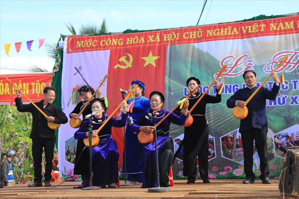 Artistes folklores Tày et Nùng interprétant le chant Then accompagné du luth Tính (đàn Tính) sur scène.