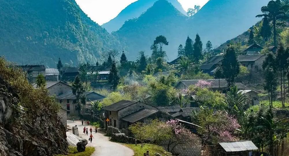 Le paisible village de Phó Bảng niché au cœur d'une vallée entourée de montagnes majestueuses.