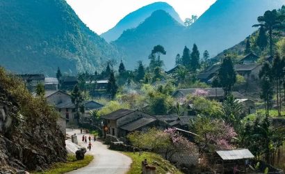Le paisible village de Phó Bảng niché au cœur d'une vallée entourée de montagnes majestueuses.