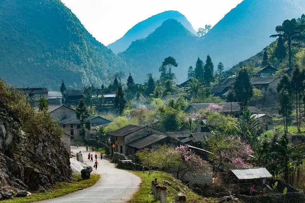 Le paisible village de Phó Bảng niché au cœur d'une vallée entourée de montagnes majestueuses.