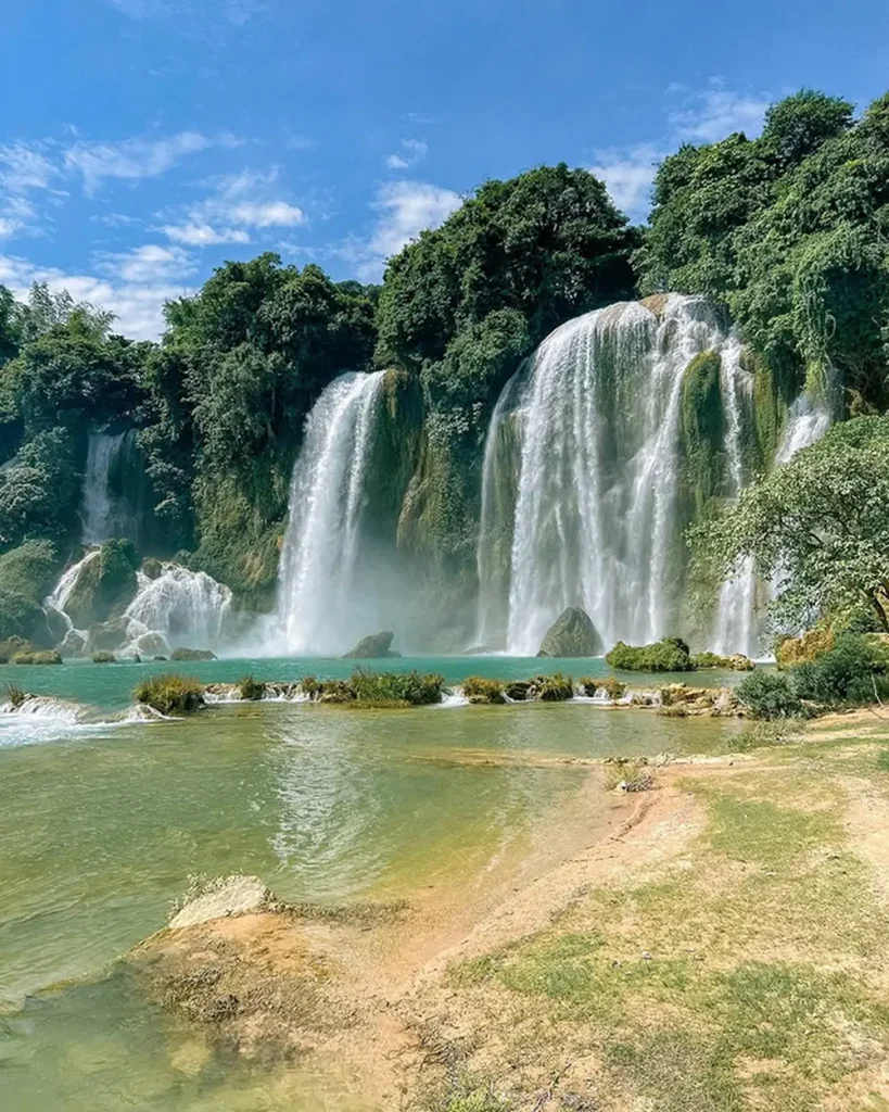 Majestueuse cascade de Bản Giốc entourée de végétation luxuriante.