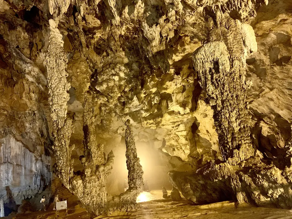 Magnifiques stalagmites éclairées à l'intérieur de la grotte Ngườm Ngao.