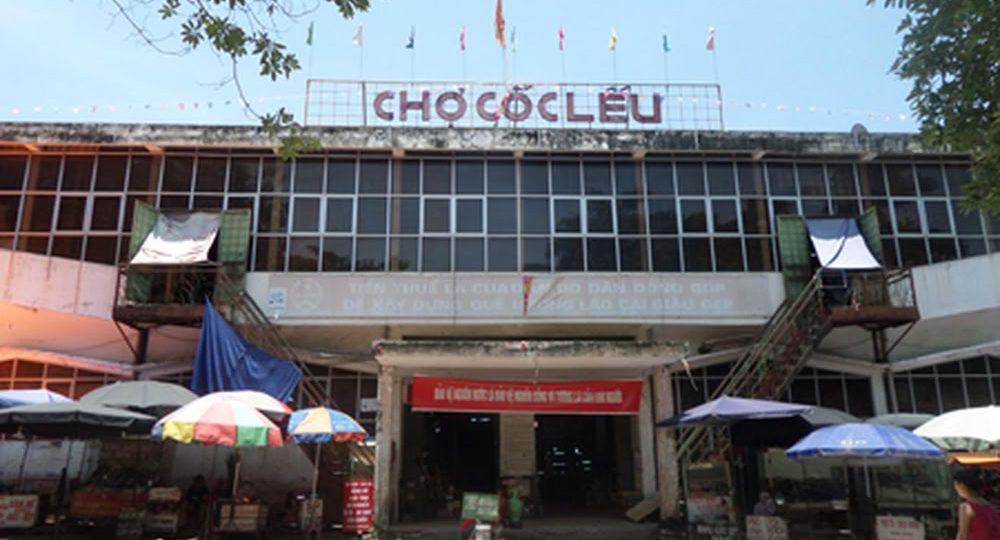 La façade principale du marché de Cốc Lếu, le plus grand centre commercial de la province de Lào Cai.