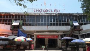 La façade principale du marché de Cốc Lếu, le plus grand centre commercial de la province de Lào Cai.