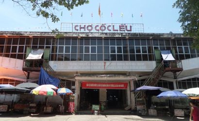 La façade principale du marché de Cốc Lếu, le plus grand centre commercial de la province de Lào Cai.