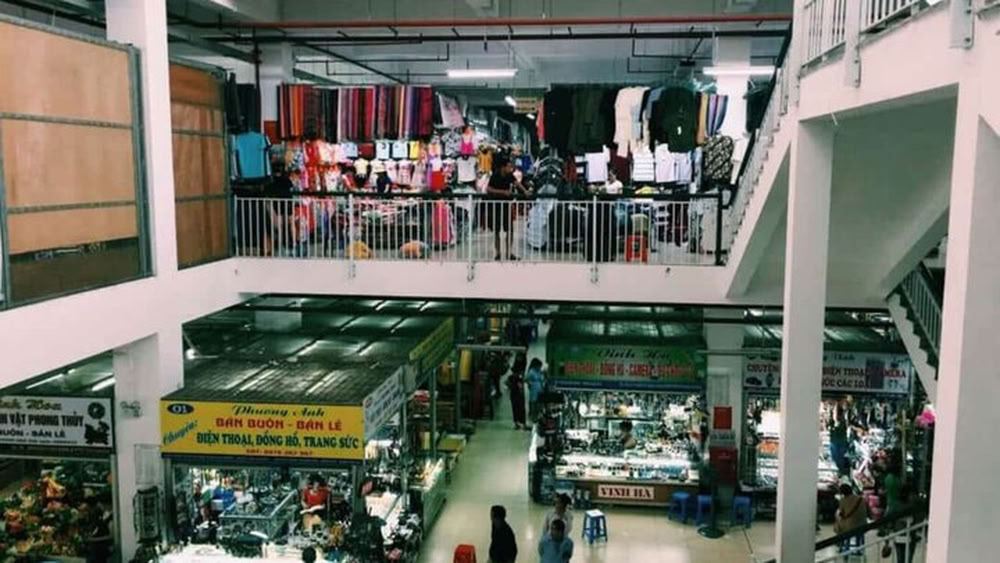 L'intérieur animé du marché propose une grande variété de vêtements, d'artisanat et de souvenirs.