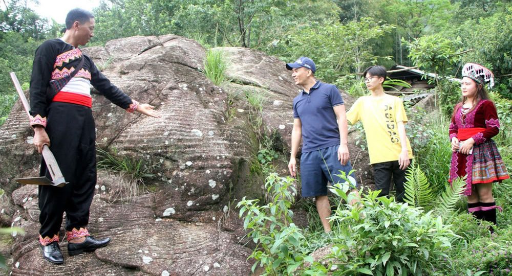Les gravures sur les pierres du site Đá Sổ Đỏ à Sin Suối Hồ, témoins de la gestion traditionnelle des terres par la communauté Hmong