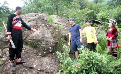 Les gravures sur les pierres du site Đá Sổ Đỏ à Sin Suối Hồ, témoins de la gestion traditionnelle des terres par la communauté Hmong