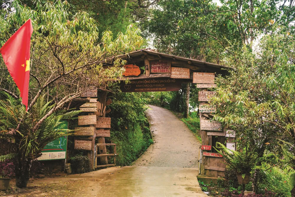 La porte du village de Sin Suối Hồ