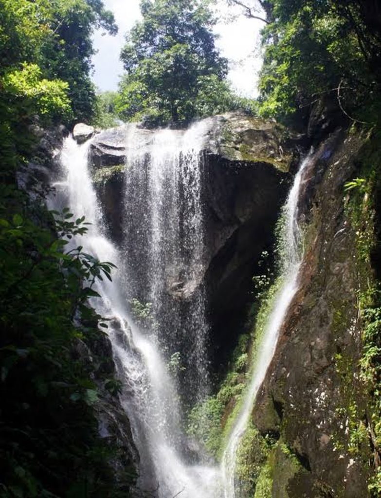 La cascade du Cœur, ou Thác Trái Tim, entourée d’une végétation luxuriante dans les montagnes de Sin Suối Hồ, au Vietnam.